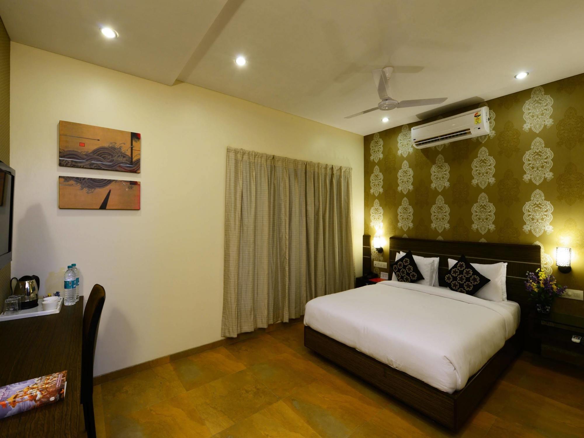 Hotel Jc Castle à Shirdi Extérieur photo